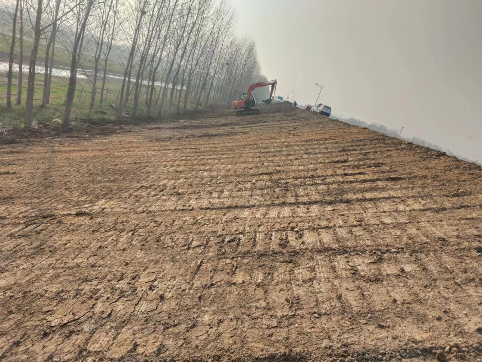 1709108742976821.jpg 區(qū)水利和湖泊局堤防路面維修及險段治理工程.jpg